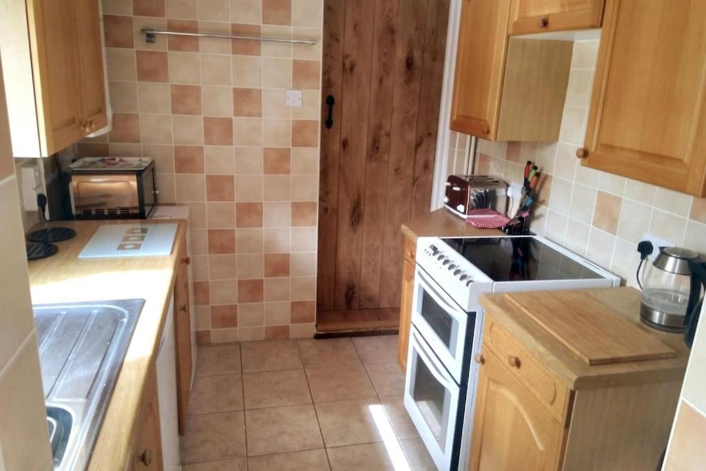 Welcoming Cottage In Chichester Near City Centre ภายนอก รูปภาพ