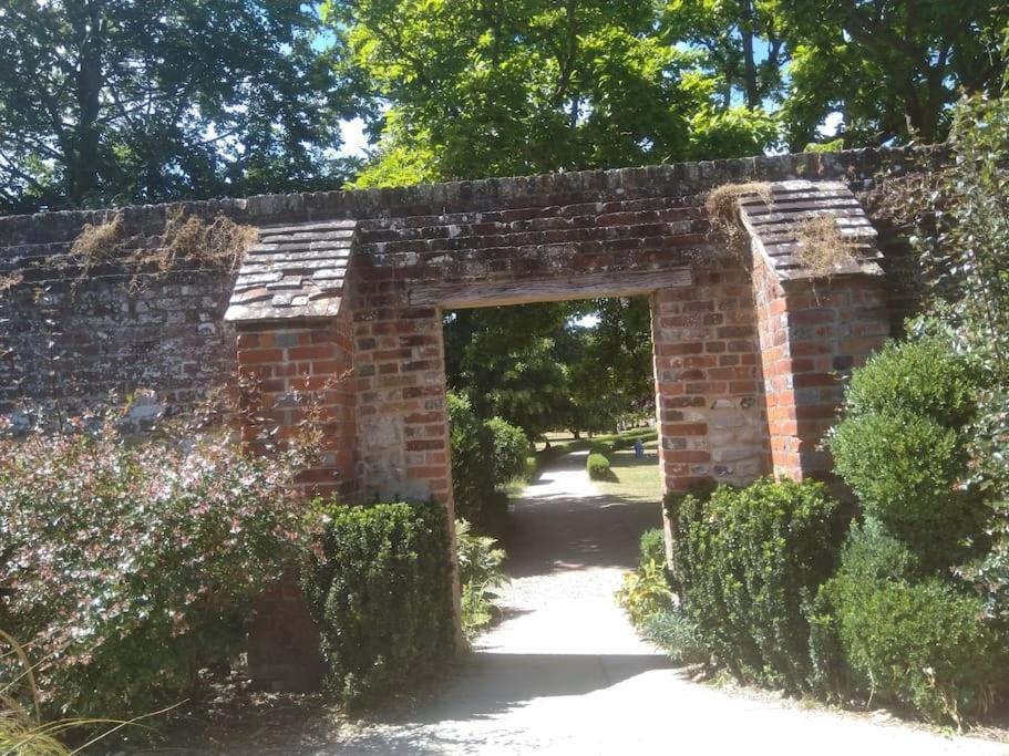 Welcoming Cottage In Chichester Near City Centre ภายนอก รูปภาพ